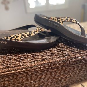 Ladies size 6 leopard print OOFOS tong flip